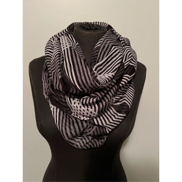 Women's Black & White Geometric Polyester Infinity Scarf - Picture 1 of 5